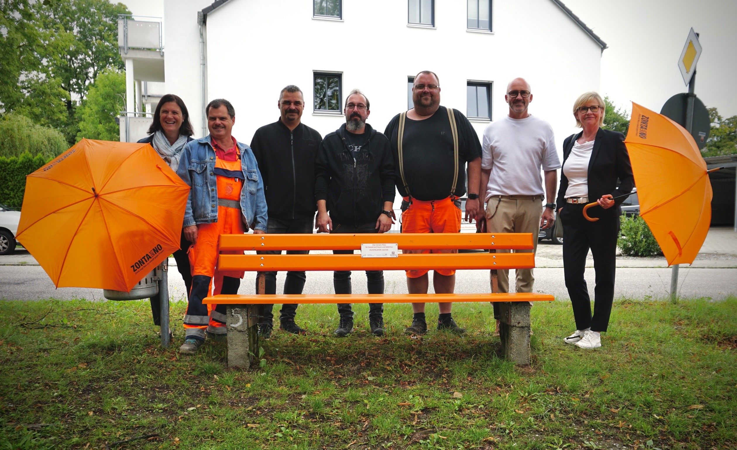 Niederbayern wird ORANGE – Feierliche Einweihung der ersten drei orangen Bänke