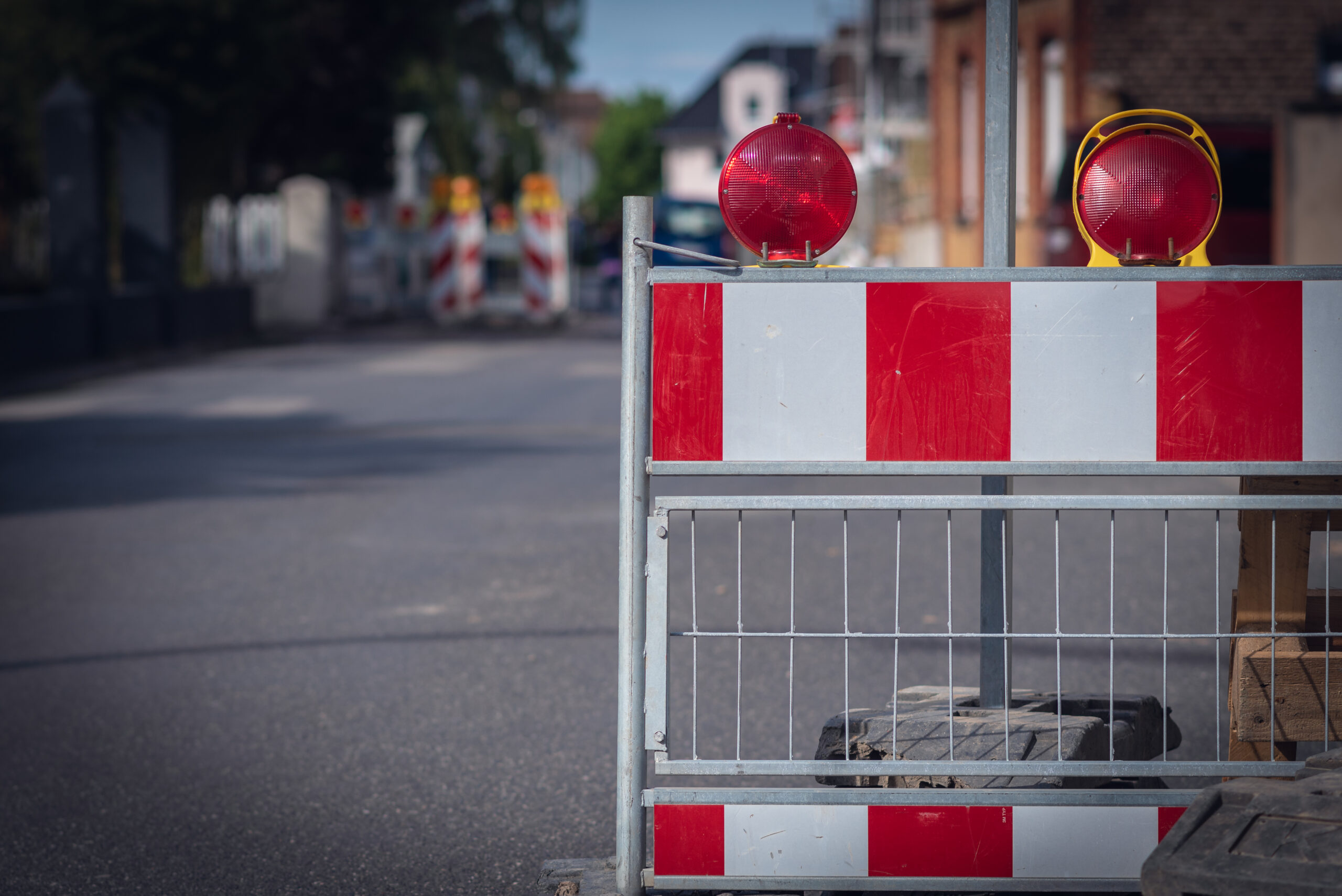 Linksabbiegespur in die Werk- und Bahnhofstraße