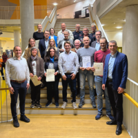 Die erfolgreichsten Gewinner der diesjährigen STADTRADELN-Aktion zusammen mit Vertretern des Marktes Ergolding, Michael Bruckmoser (li.) und Sebastian Kraft (re.) sowie den Klimaschutzmanagern des Marktes Ergolding Thomas Kuntscher (Mitte) und des Landkreises Landshut Sofie Bliemel (2.Reihe von unten, li.).