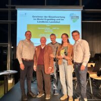 Klimaschutzmanagerin des Landkreises Landshut Sofie Bliemel (2.v.re.) prämierte zusammen mit Klimaschutzmanager des Marktes Ergolding Thomas Kuntscher (re.) und Zweiten Bürgermeister Michael Bruckmoser (li.) das Gewinnerteam in der Teamwertung Kilometer pro Person im gesamten Landkreis „da Pap & i“. Aus diesem Team stammt auch der diesjährige Gewinner in der Einzelwertung Bernhard Witzke (Mitte).