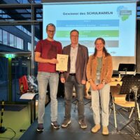 Dr. Ewald Bichler (Mitte), Rektor des Gymnasiums Ergolding, sowie Andreas Jehl, Sportlehrer, nahmen den Preis für die bestplatzierte Landkreis-Schule entgegen. Das Gymnasium Ergolding landete auch in der Teamwertung des Marktes Ergolding auf Platz eins.