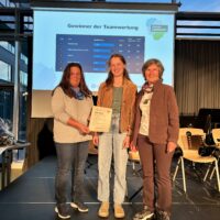 Die Klimaschutzmanagerin des Landkreises Landshut Sofie Bliemel (Mitte) gratulierte dem Team „Gemeinde Aham“, vertreten durch Angelika Forster (li.) und Ursula Binder als kilometerstärkstes Team.