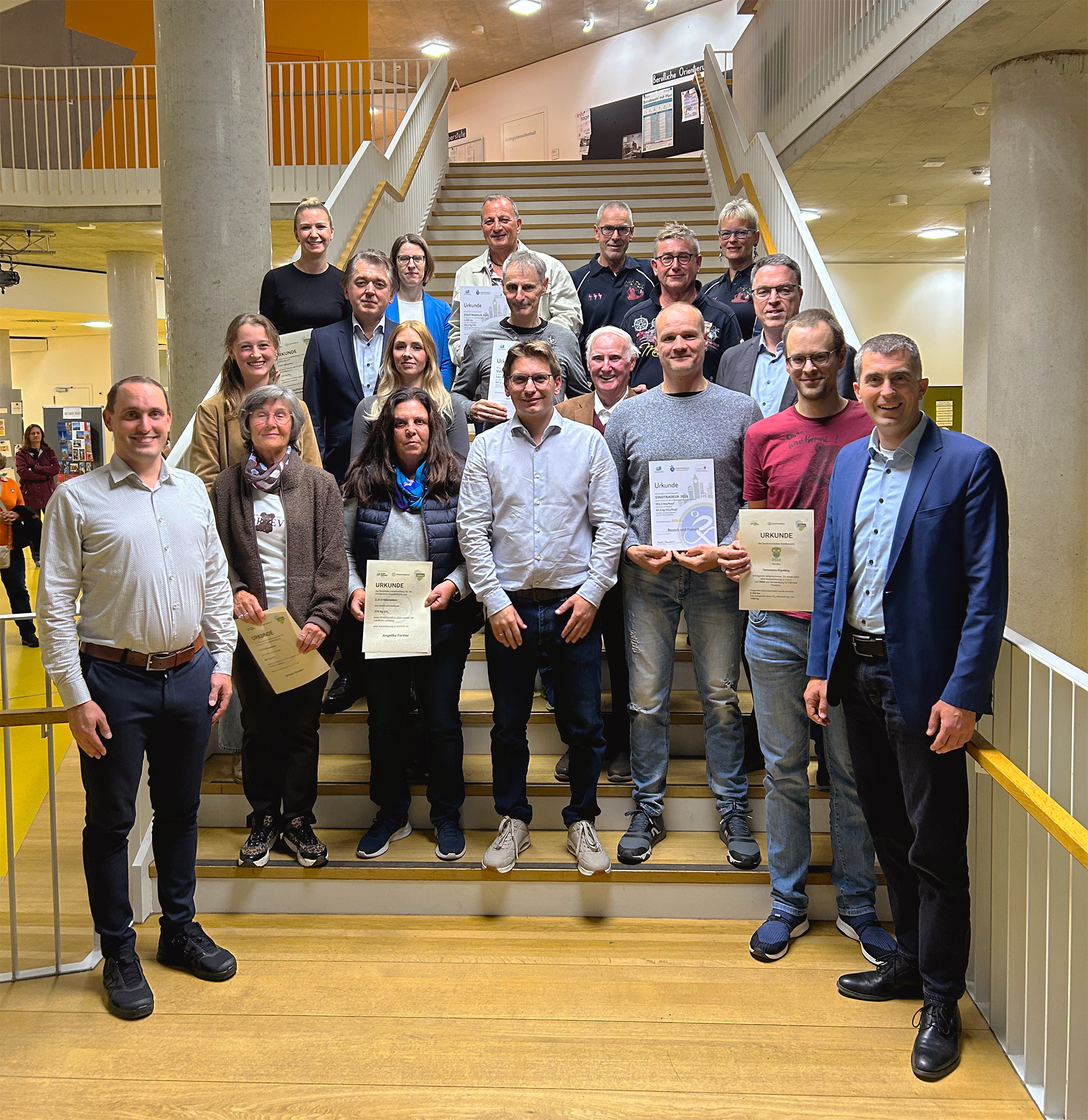 Die erfolgreichsten Gewinner der diesjährigen STADTRADELN-Aktion zusammen mit Vertretern des Marktes Ergolding, Michael Bruckmoser (li.) und Sebastian Kraft (re.) sowie den Klimaschutzmanagern des Marktes Ergolding Thomas Kuntscher (Mitte) und des Landkreises Landshut Sofie Bliemel (2.Reihe von unten, li.).