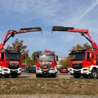 Die Feuerwehren Ergolding und Piflas haben neue Einsatzfahrzeuge erhalten: ein Tanklöschfahrzeug (TLF, Mitte) für die FF Ergolding sowie jeweils ein Wechselladerfahrzeug (WLF) für die FF Ergolding und die FF Piflas.